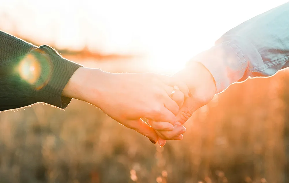 Two hands together in the sunset forward, this is about domyee brand expectations of customers, hope to move forward hand in hand