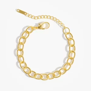 Gold chain bracelet with an adjustable clasp, stylish and elegant.